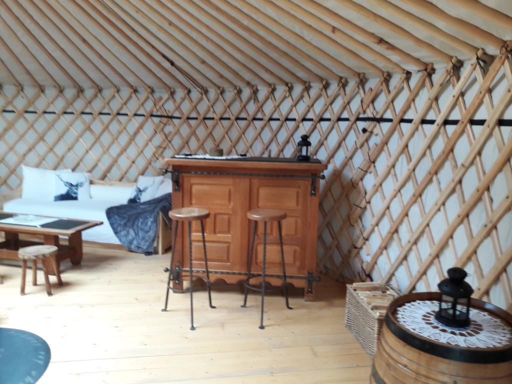 La Yourte Au Pays Des Rennes Érezée Esterno foto